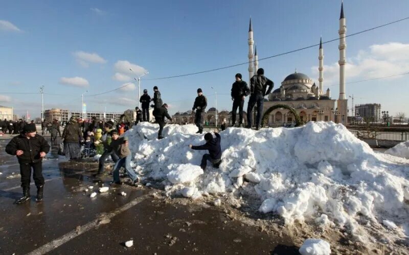 Снег в чечне. Снег в грозном. грозный чечня снег. чечня 2010 год.
