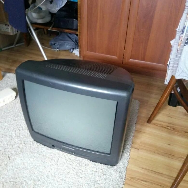 Самый простой телевизор. Телевизор обычный. Аналоговый телевизор. Обычные телевизоры квадратные. Телевизор обычный старый.