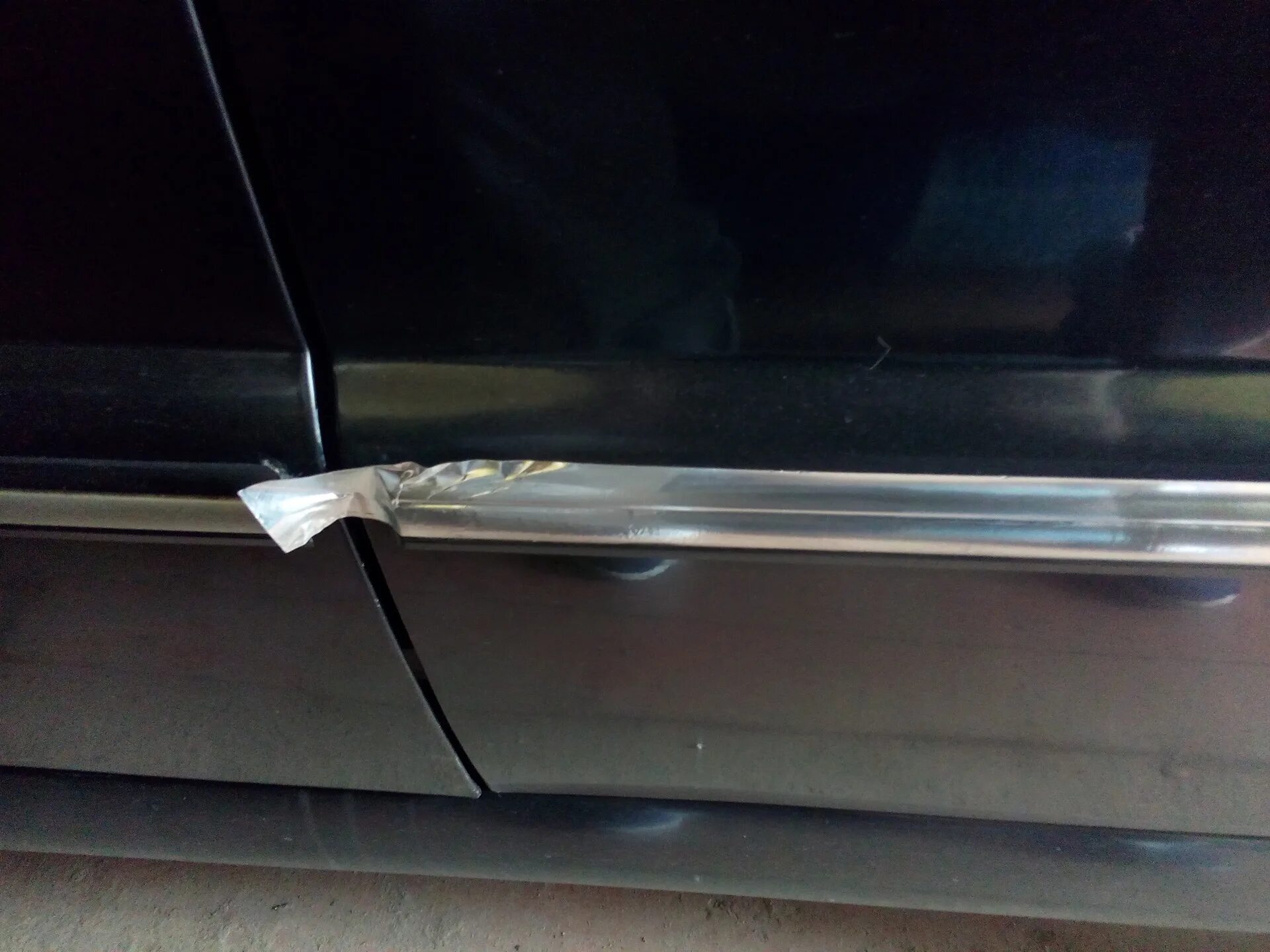 Молдинг на клеевой основе для дверей. Авто пежо 408 с молдингом на дверях. Приклеить молдинг двери. На что клеят молдинги на авто. Приклеивание молдингов на двери авто.