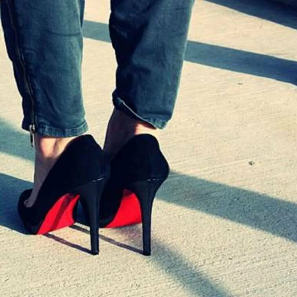 Обувь с красной подошвой. Железнодорожные ботинки с красной подошвой. Мужские туфли с красной подошвой бренд.