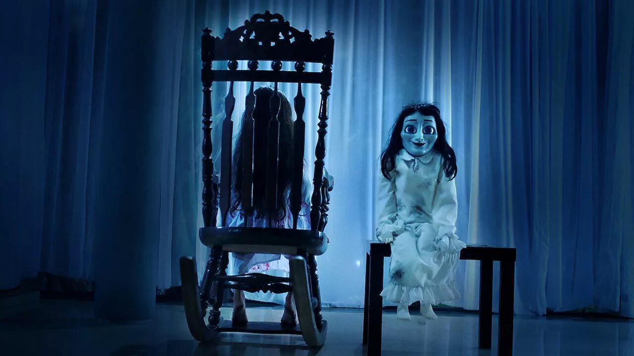 Кукла аннабель заклятие. Проклятие аннабель 2017 кукла в кровати. Кукольник 2004 мина. Фильм проклятие аннабель. Ужасы девушка кукла.