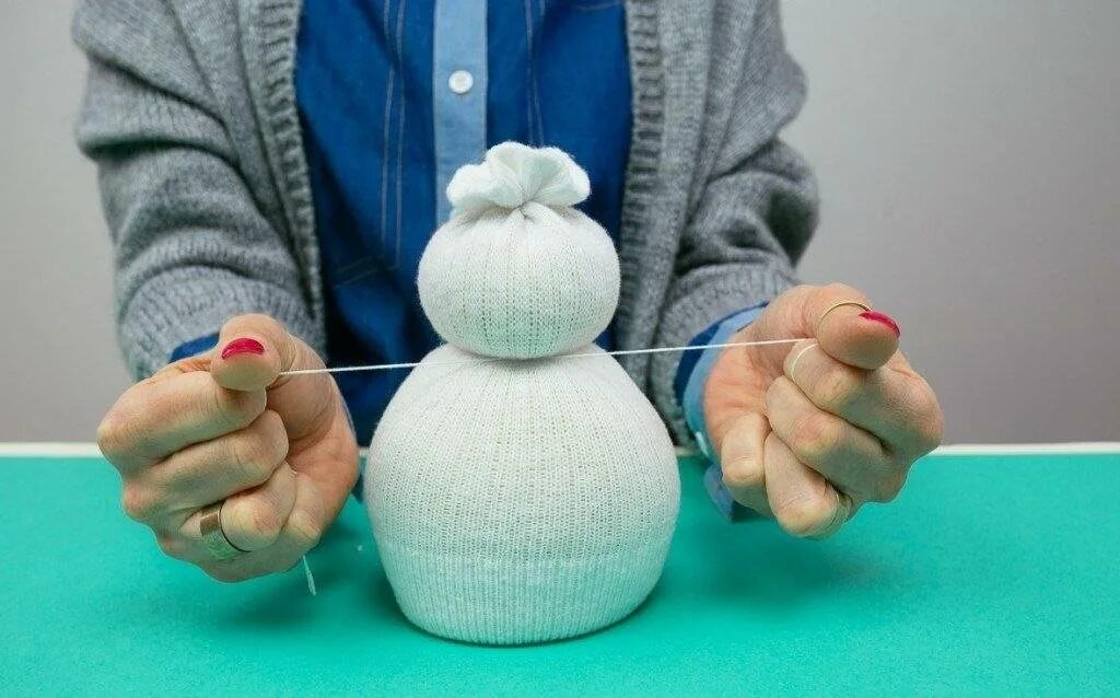 Как сделать елочную игрушку снеговика. Идеи изготовления снеговика своими руками. снеговик из бутылки и воздушного пластилина. снеговик из носка. снежные скульптуры своими руками снеговик из носка.