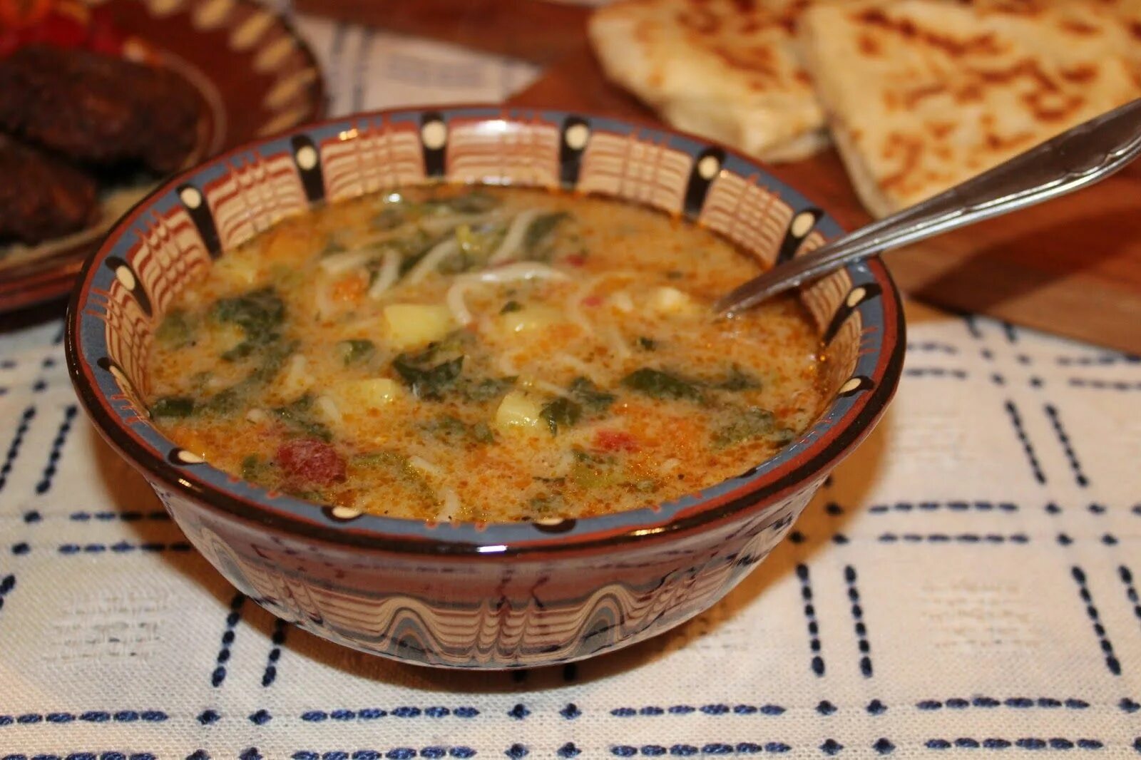 Можно ли суп в пост. Болгарская кухня супы. Крчик армянский суп. Суп из гнезд. Супли блюдо рецепт с фото.