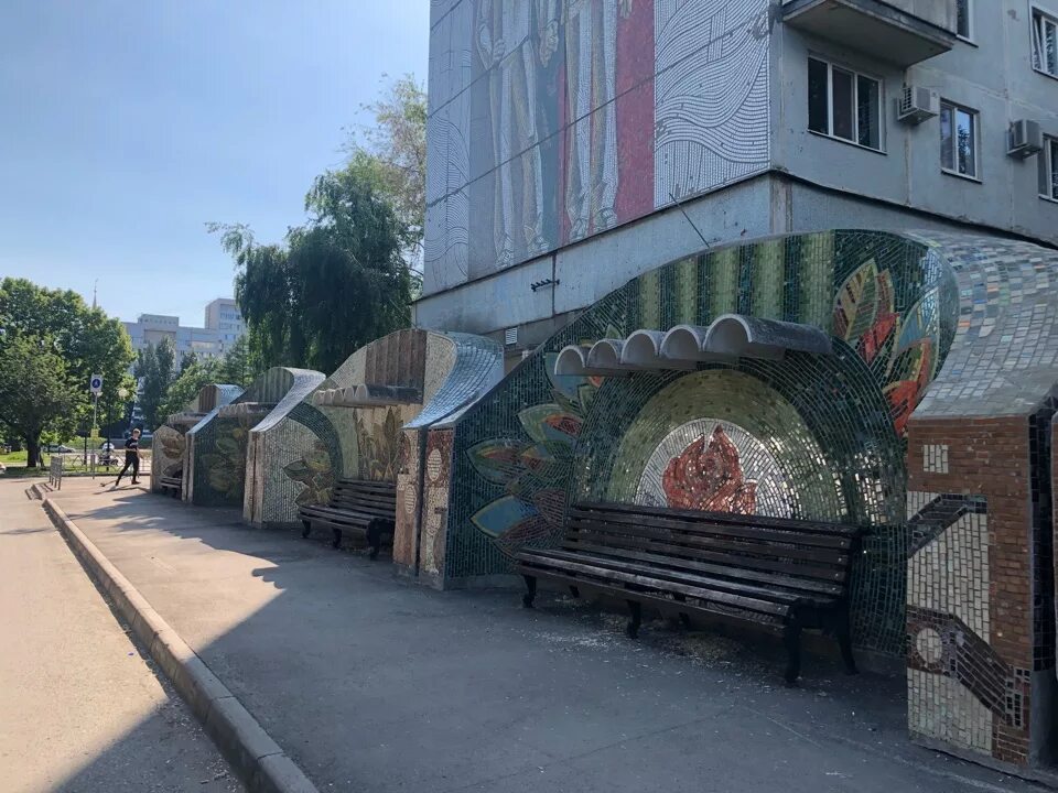 На протяжении улицы