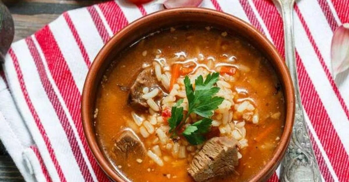 Харчо с рисом на зиму. Харчо грузинский. грузинская кухня суп харчо. харчо суп харчо. грузинский острый суп «харчо».