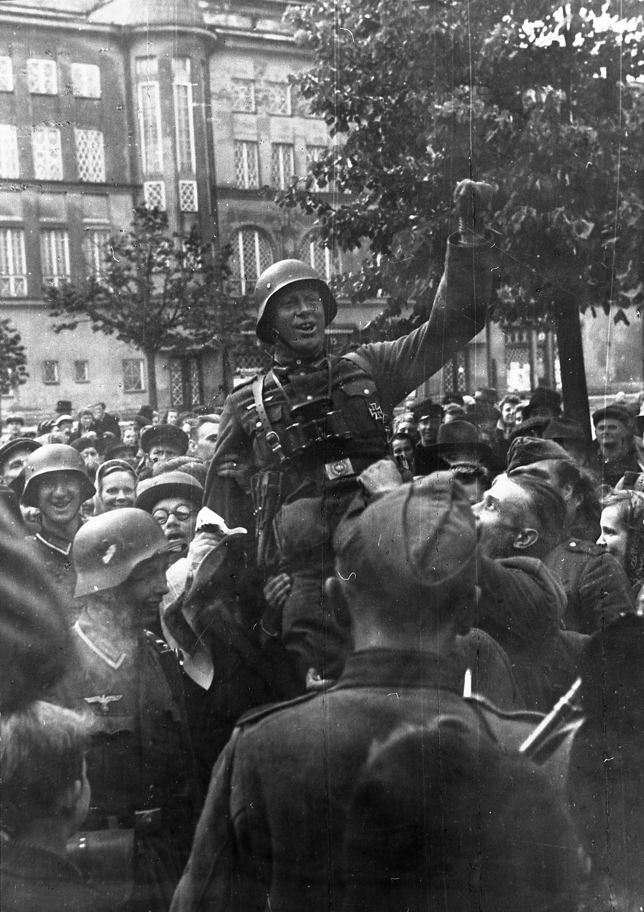 Захват прибалтики. Советские войска в Эстонии 1944. Жители Таллина. Жители Таллина и немецкие войска.