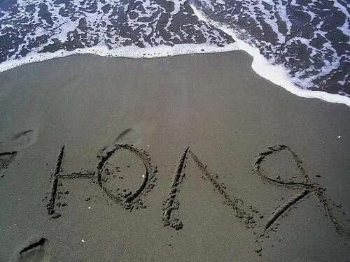Надпись юля. Надпись на песке. Надпись Юле. Отпуск надпись на песке. Море надпись.