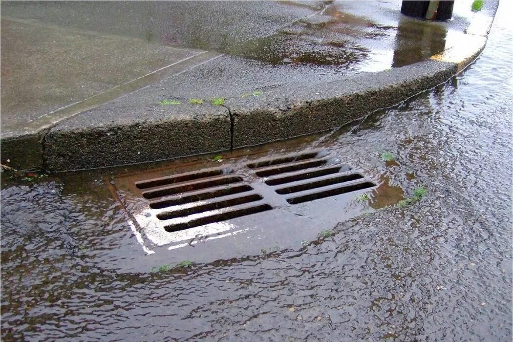 Раковина с водой. Коллектор очистных сооружений. Куда стекает вода. Дождевая канализация к2. Ливневая канализация.
