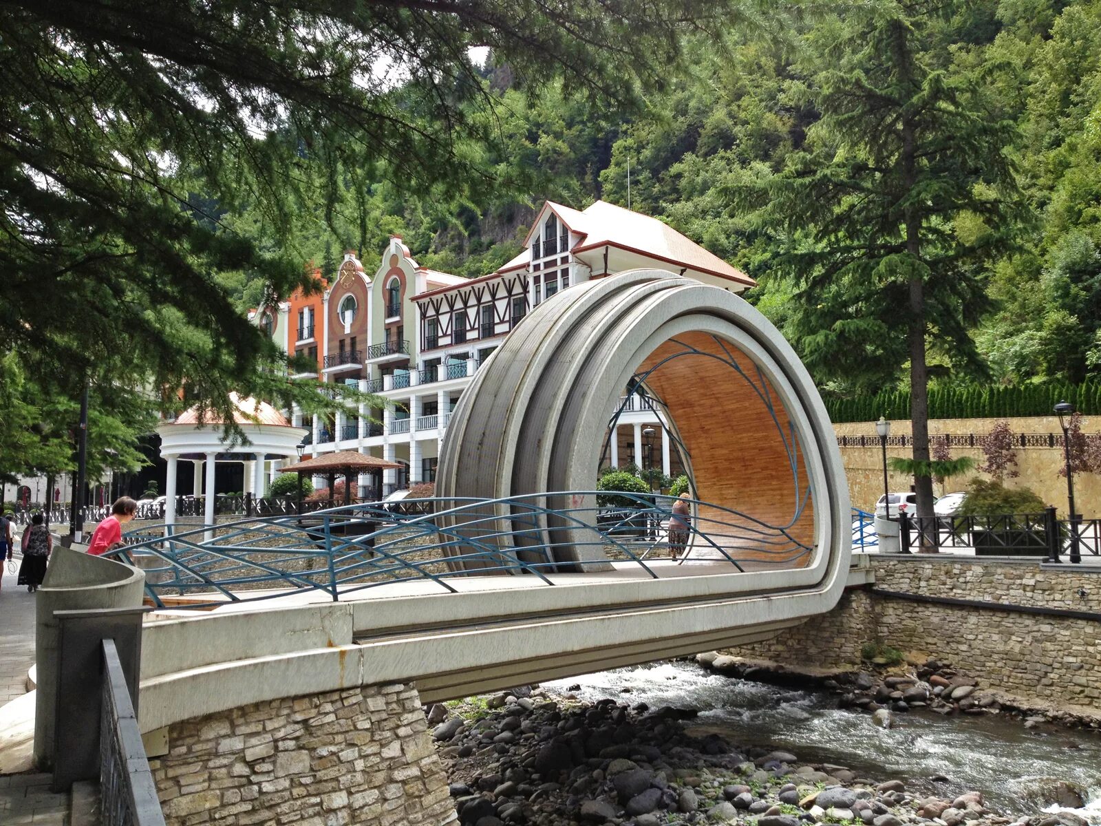 родник боржоми в грузии. тбилиси боржоми. бальнеологический курорт боржоми. боржоми грузия грузинка. парк боржоми грузия.