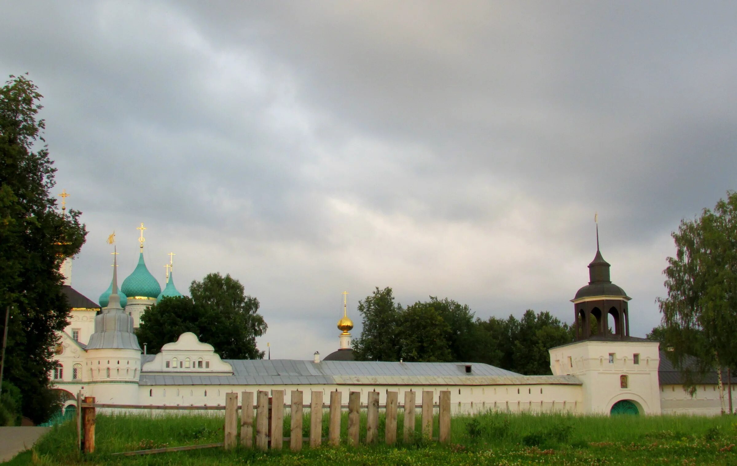 Свято введенский женский монастырь псковская. Свято-Введенский Толгский женский монастырь. Свято-Введенский храм Толгский монастырь дьякон. Толгский монастырь пряники. Пряник паломник Толгский монастырь.