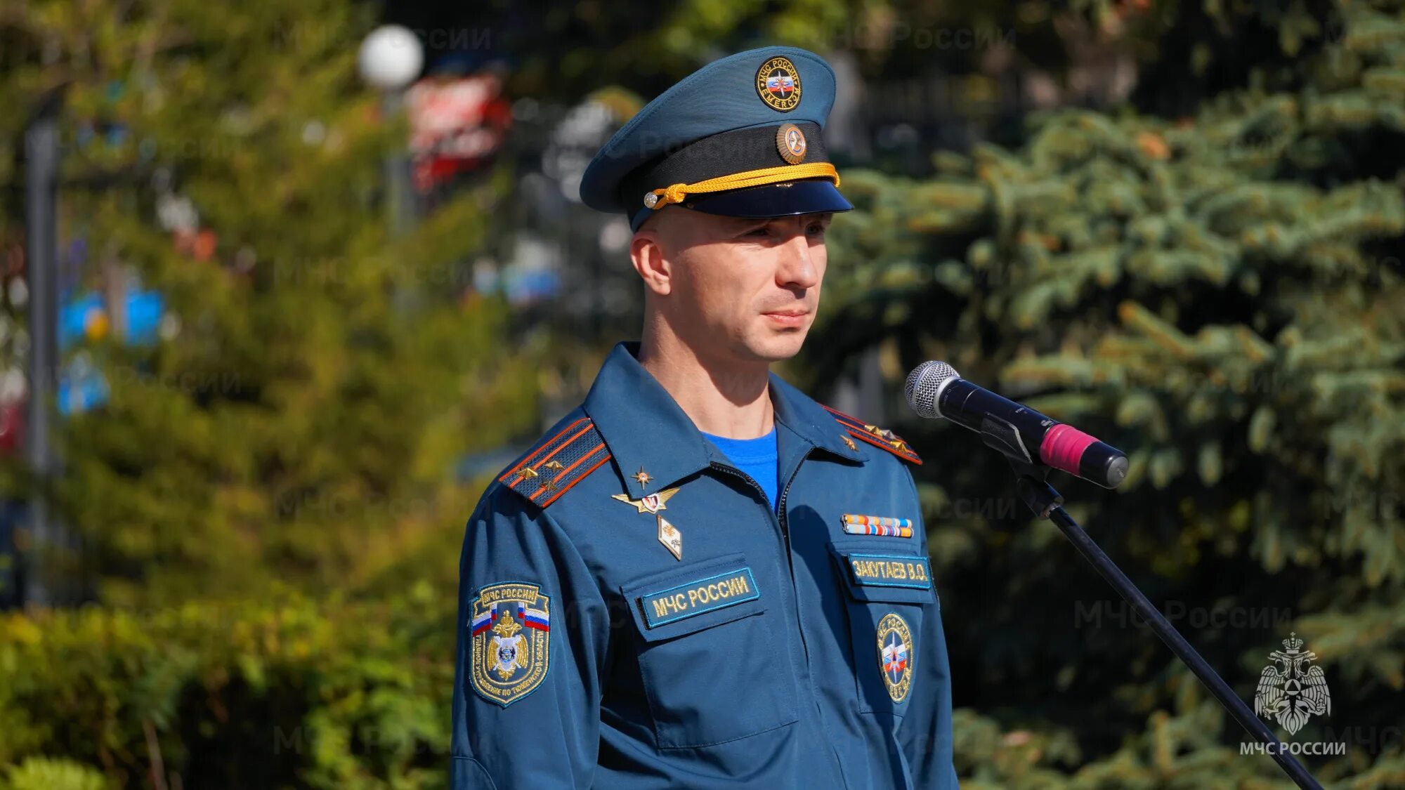 Мчс сигнальные средства. Мчс 2011 год. Мчс 2011 год. Сотрудник мчс. Гречушкин мчс заместитель министра.