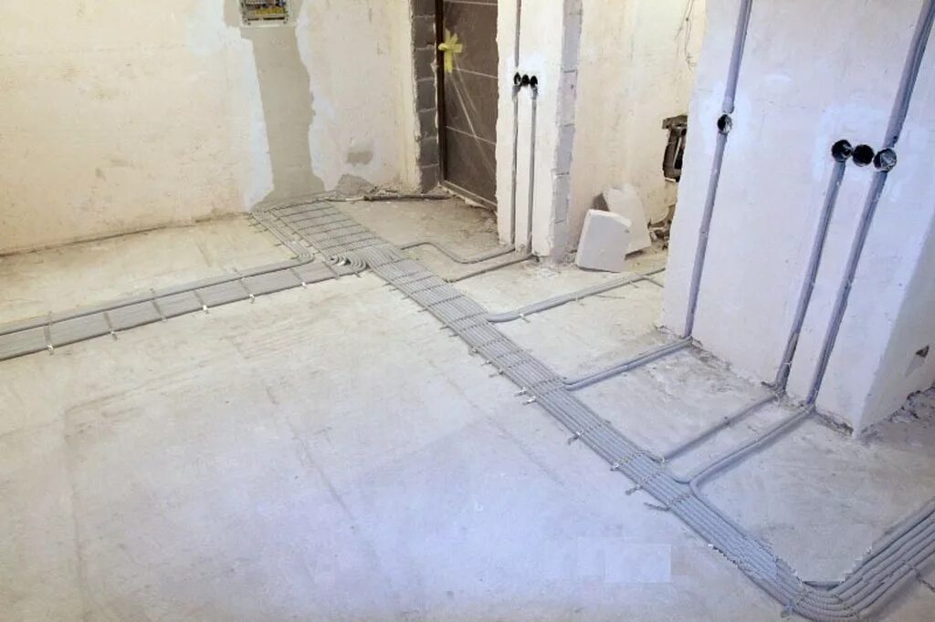 Электрика в квартире. Прокладка кабеля по полу. Раскидка электрики в квартире. Прокладка кабеля под стяжку. Прокладка кабеля по полу.