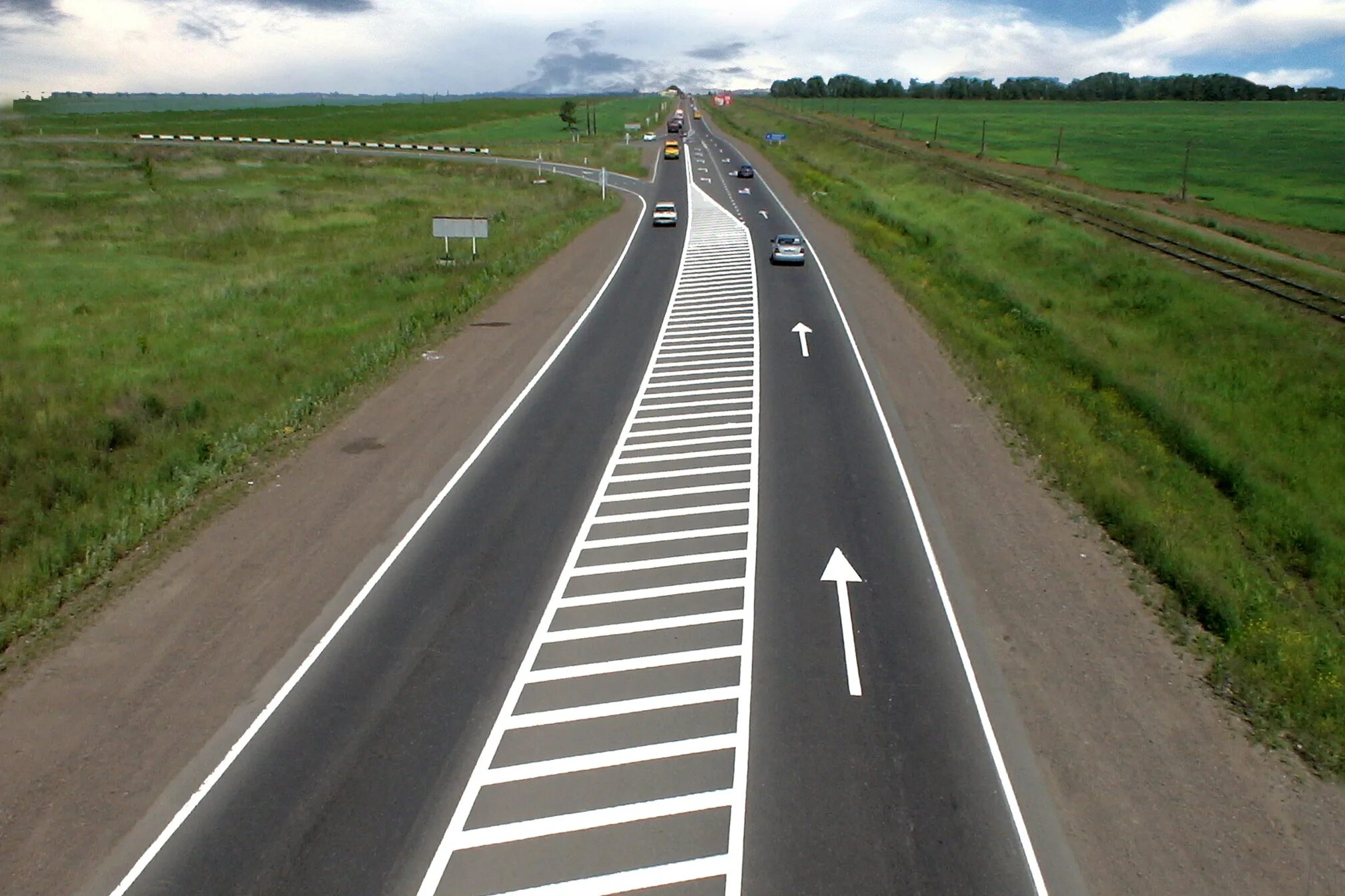 дорога проезжая часть полосы движения. разметка на дороге. четырехполосная дорога. 2. трасса р208 тамбов пенза.