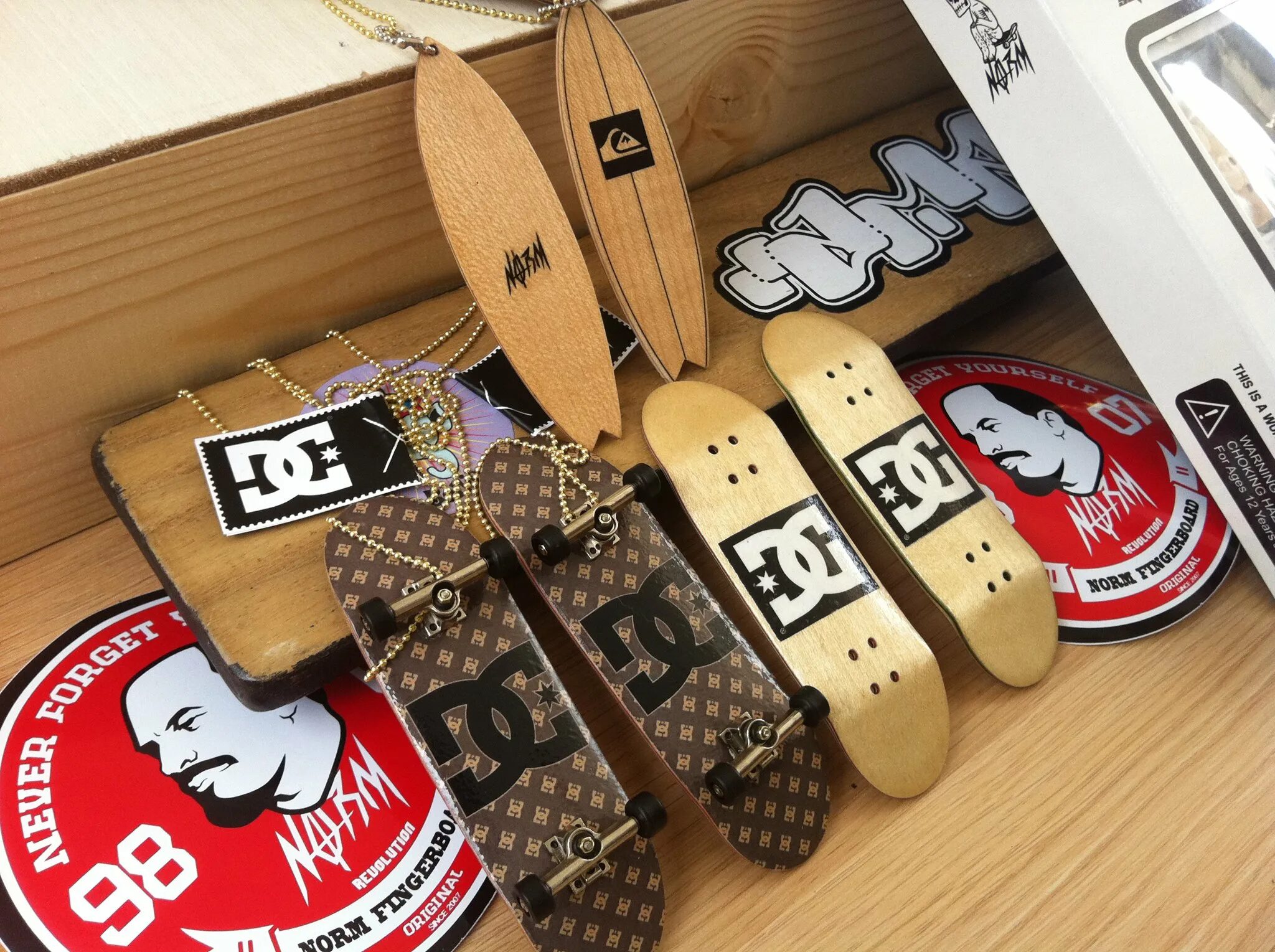 Т25 фингерборд. Ногти на пальцах разноцветные. Finger shop. Защита пальцев в баскетболе. Ffg fingerboard.