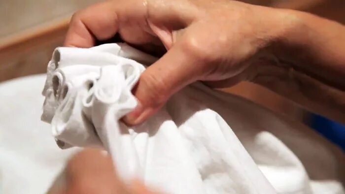 Пододеяльник после стирки перекрутился. Вещи для стирки. Стиральная машина для пледов и одеял. Постельное белье прачечная. Пододеяльник в стиральной машине.