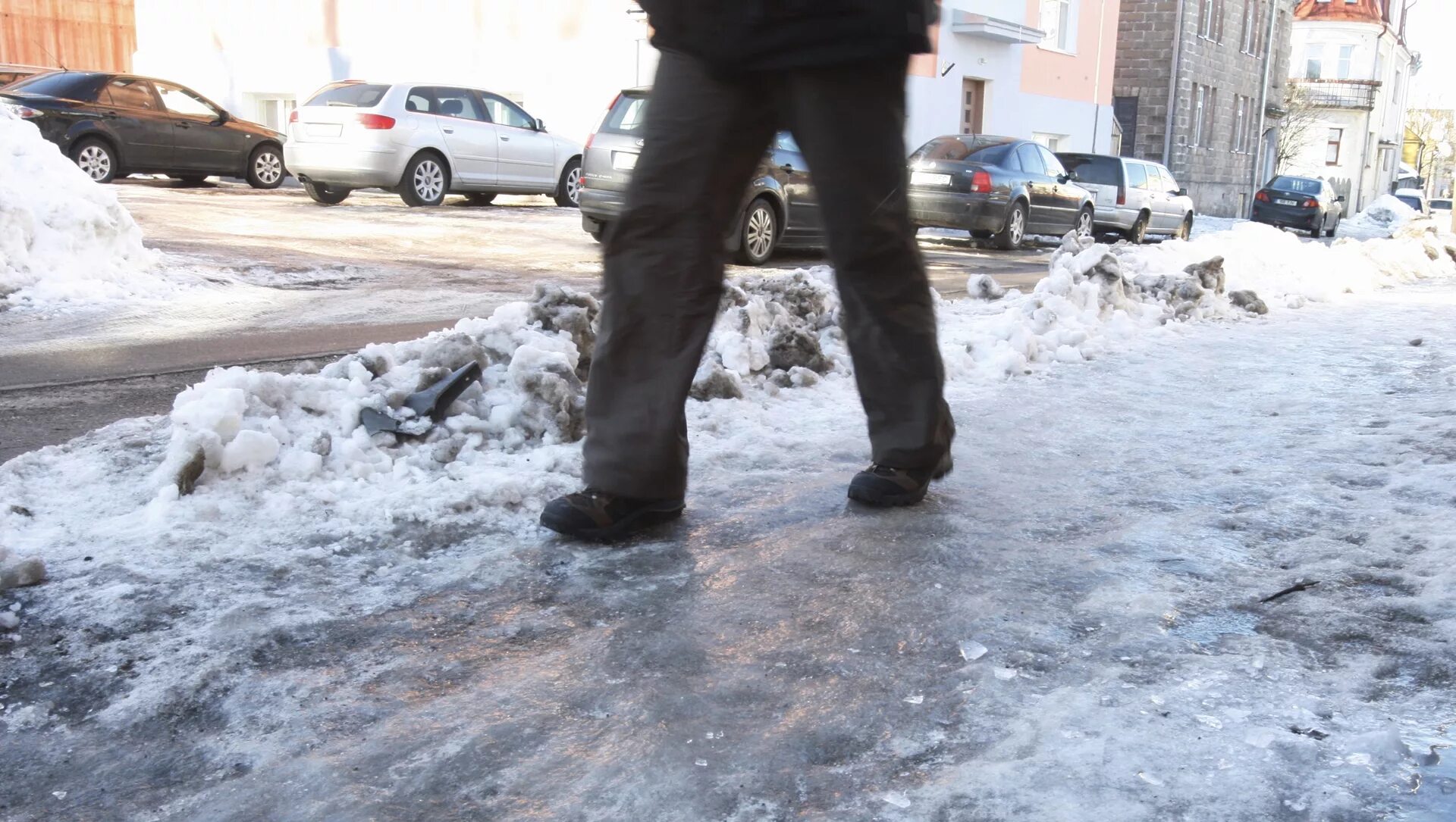 Слякоть. Гололед на тротуаре во дворе. Гололед и гололедица. Гололед во дворе. Неблагоприятные дороги во дворе.