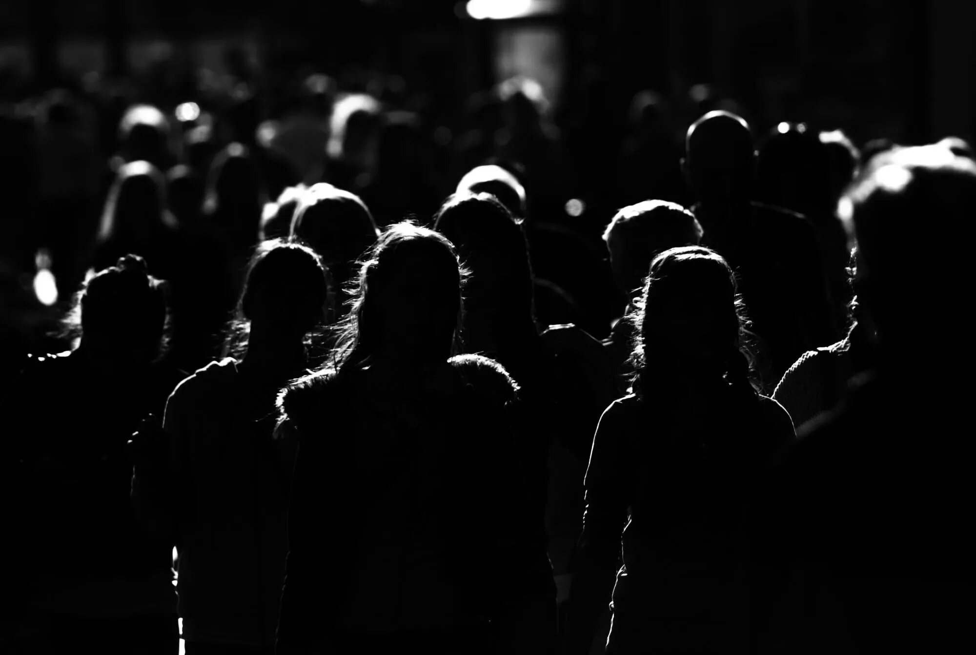 Толпа разошлась. Человек толпы. толпа людей в темноте. человек в капюшоне в толпе. много людей в темноте.