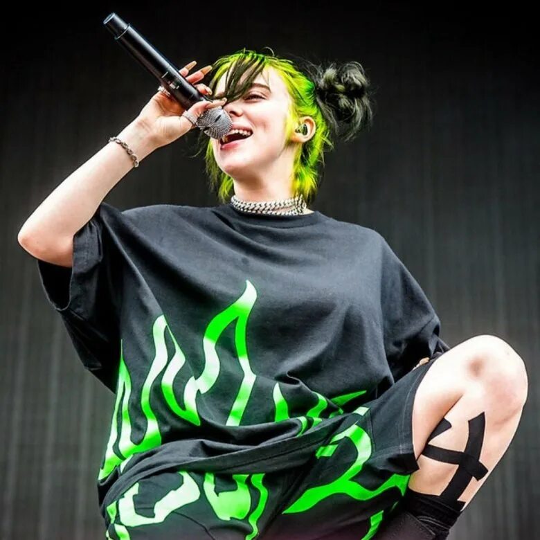 Девушка с гитарой на природе. Душа природы. Билли айлиш 2019 зеленые волосы. Музыканты на природе. Хейли парамор.