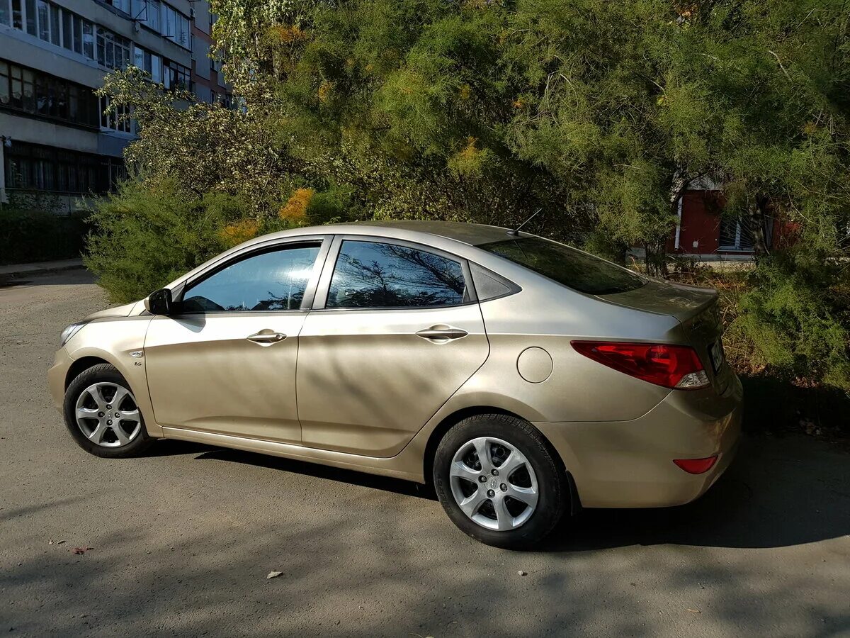 Hyundai solaris 2013 седан. Солярис хендай бежевый металлик. Хендай бежевого цвета. Хендай солярис серо бежевый. Бежевый хендай солярис 2011.