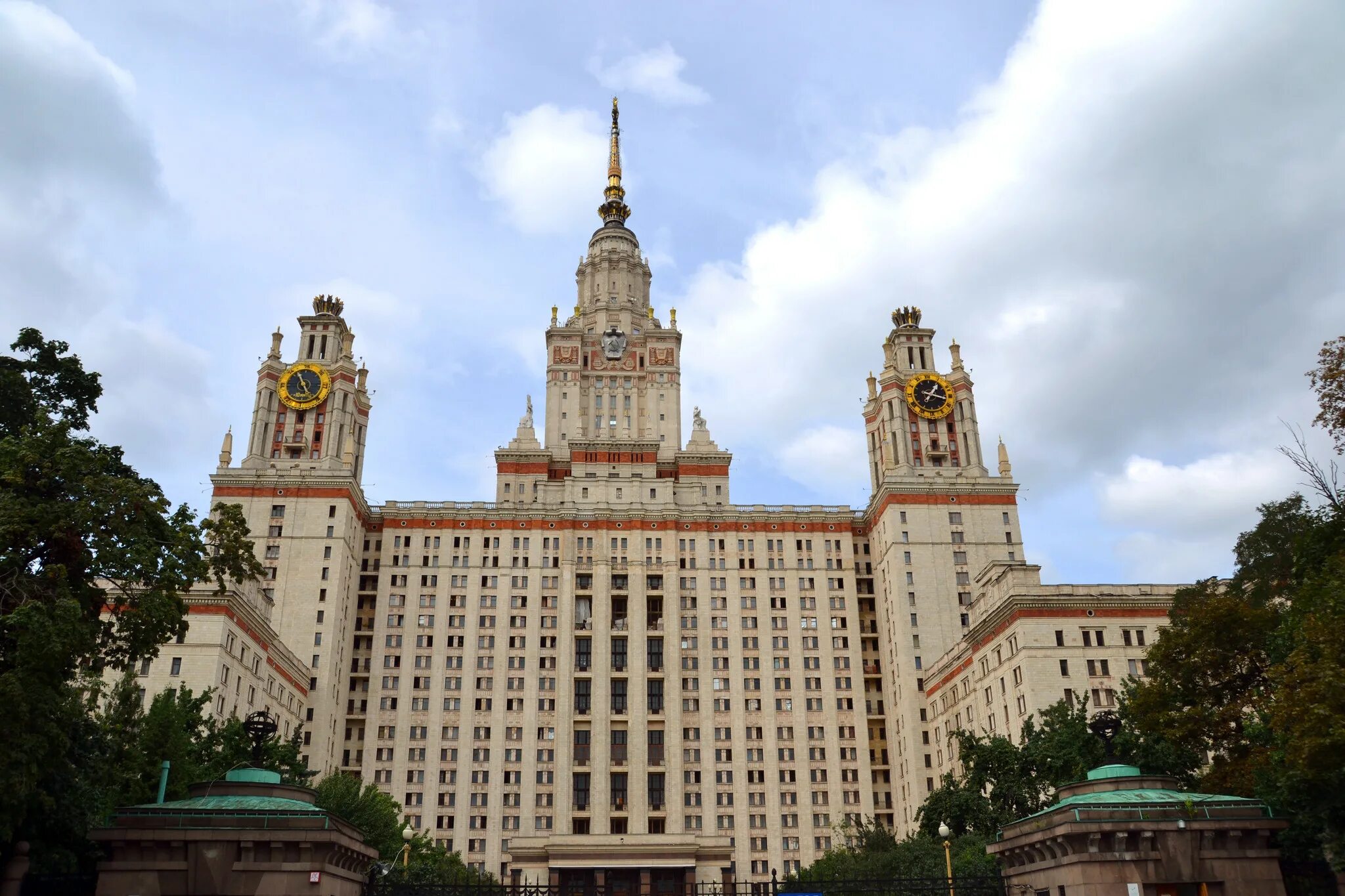 Мгу корп в. Центральное здание МГУ. Главное здание МГУ. Главный корпус МГУ. Главное здание Московского государственного университета 2023.