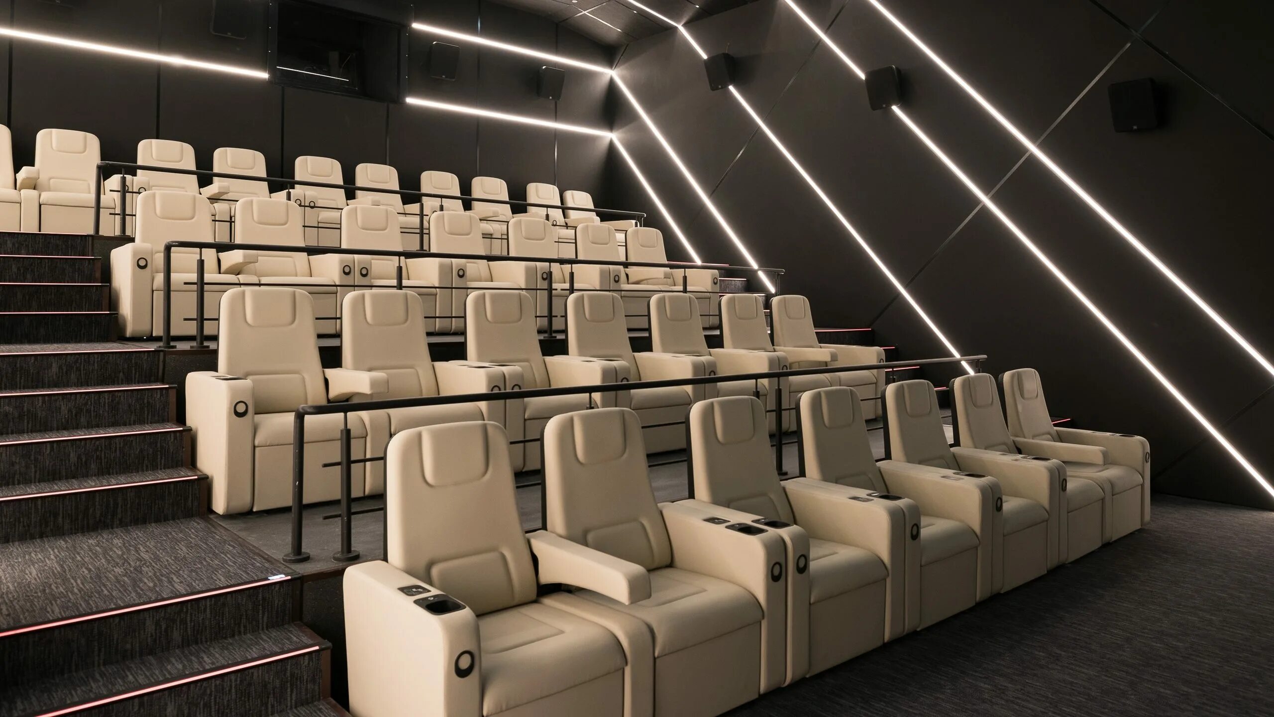 Киномакс титан imax. Киномакс титан зал 6 atmos комфорт. Киномакс титан каширская плаза. Кинотеатр каширская. Imax каширская плаза.