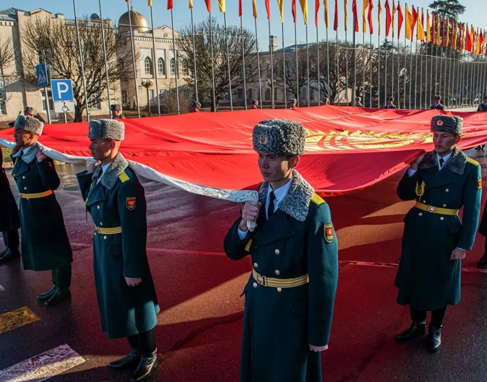 Президентский 12. День государственного флага Кыргызской Республики. Флаг Кыргызстана нац гвардия. День национальной гвардии Кыргызской Республики.