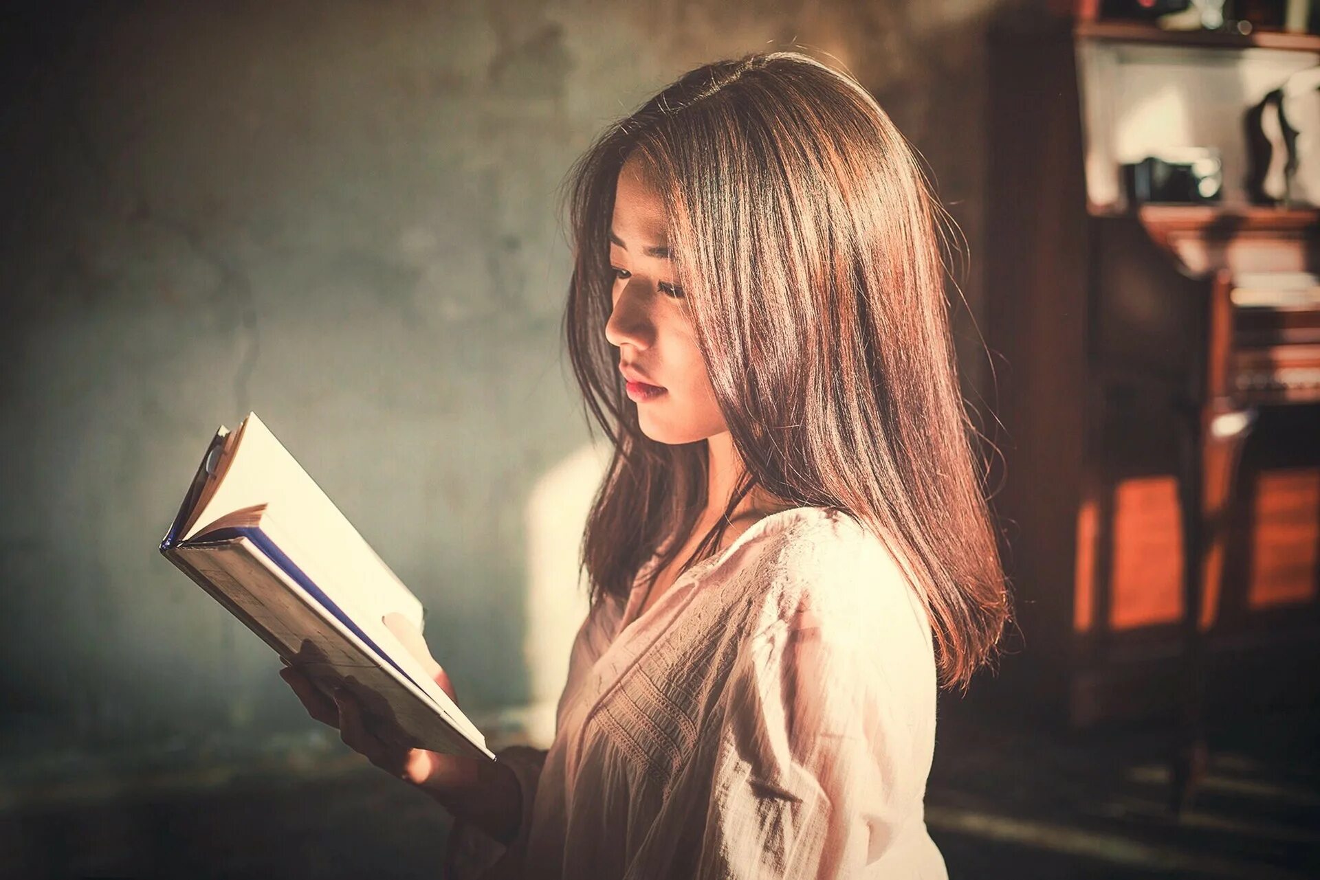 Умная девушка нравится. Девушка с книгой. умная девушка. красивая девушка читает книгу. фотосессия с книгами.