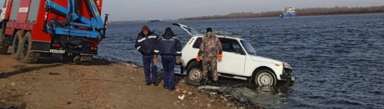 Утонул в волге. Нива утонула. Утонул человек с машиной в Астрахани. Утонула машина синяя птица.