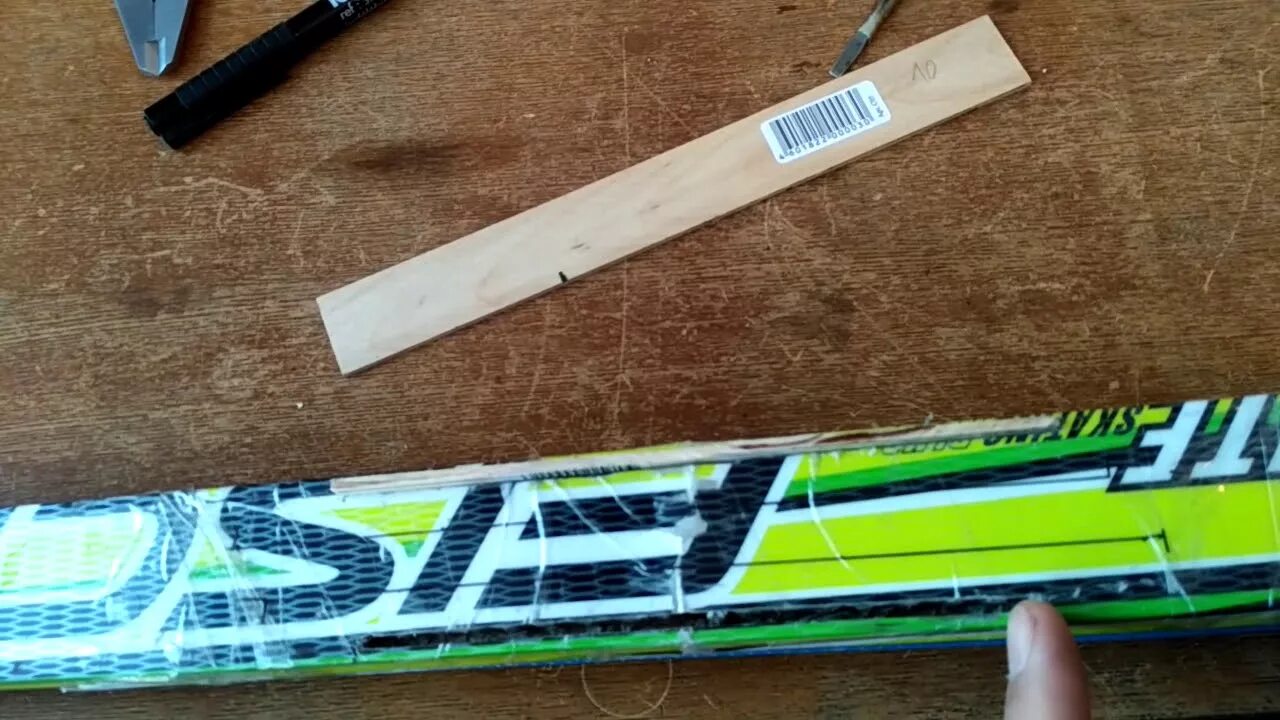 Чем склеить лыжи пластиковые расщепились. Расслоение лыж. Ремонт лыж отклеивается пластик. Починить лыжи. Скользяк на лыжах.