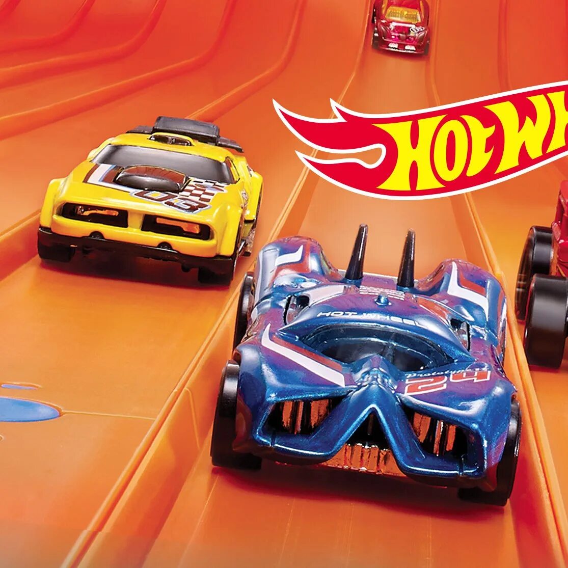 Макс играет в hot wheels. Макс играет в hot wheels