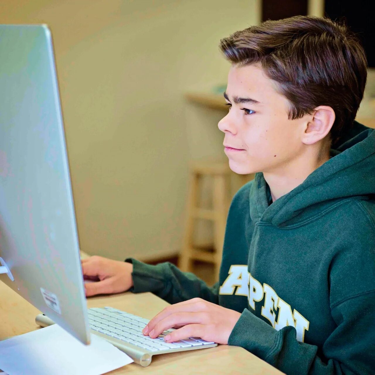 Подростку дали 15 лет. Подросток за компьютером. Подросток и компьютер. Серьезный подросток. Тинейджер за компьютером.