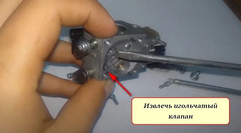 Регулировка иглы карбюратора триммера. Partner 350 игольчатый клапан. регулировочные винты карбюратора триммера huter. игла холостого хода карбюратора триммера. игла карбюратора бензокосы.