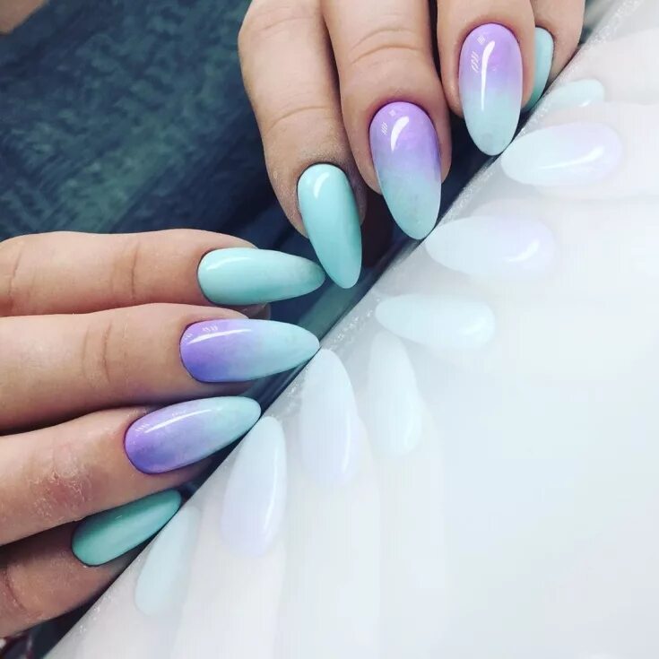 Градиент на ногтях 2023. Стильный маникюр. Градиент на ногтях 2023. Френч градиент миндаль. Маникюр 2023 омбре градиент.