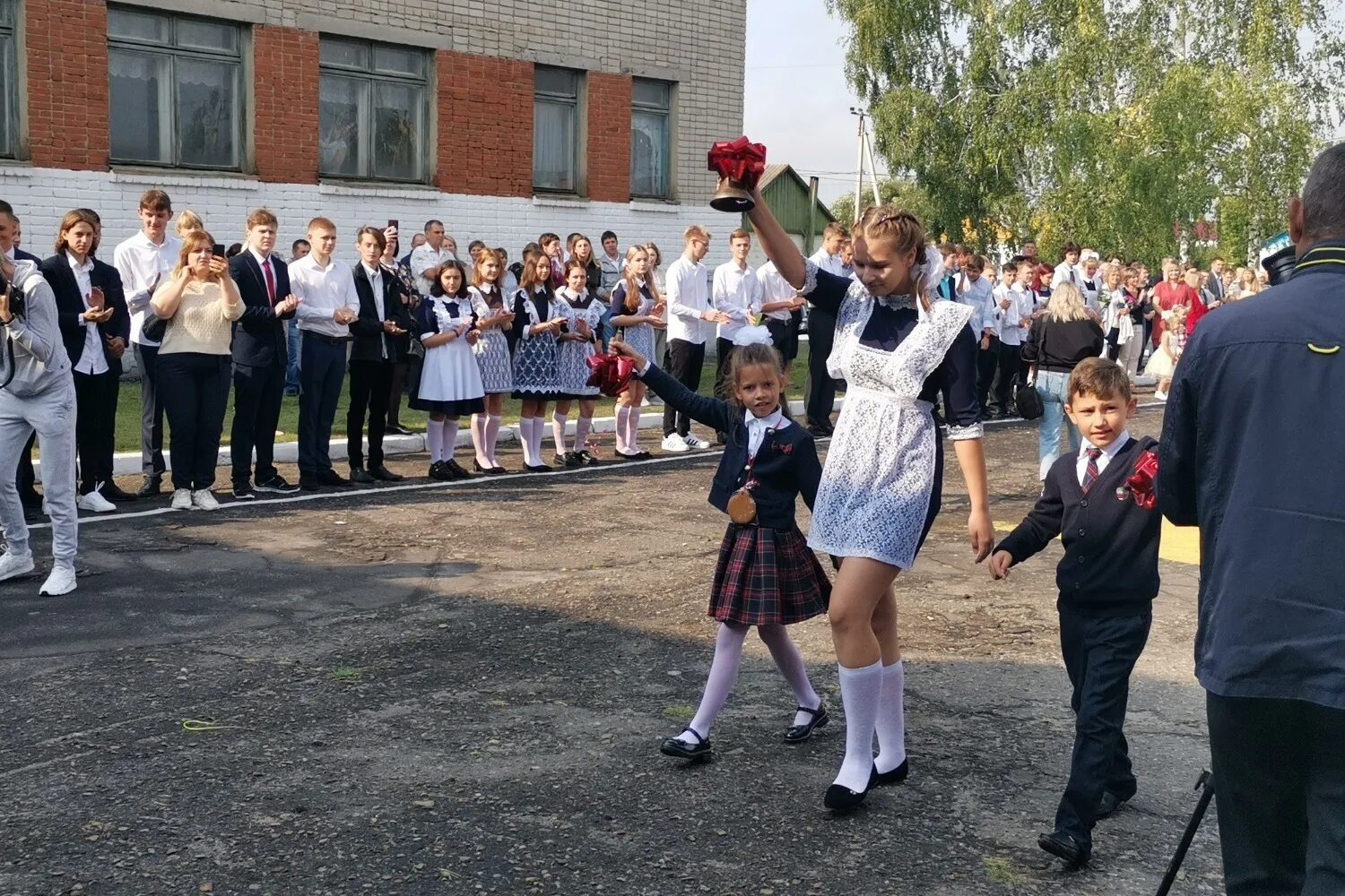 Линейка в школе. Школа 1 сентября. 1 Сентября линейка в школе. Школьники на линейке. 2 сентября 2017 год