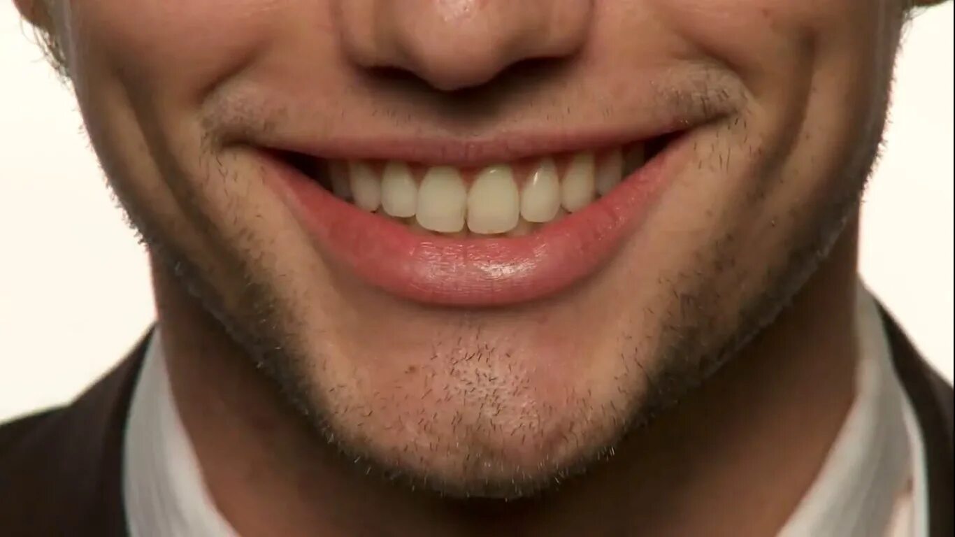 Открытый рот мужчины. Губы мужские. Улыбка мужчины. Красивая мужская улыбка. Мужчина улыбается.