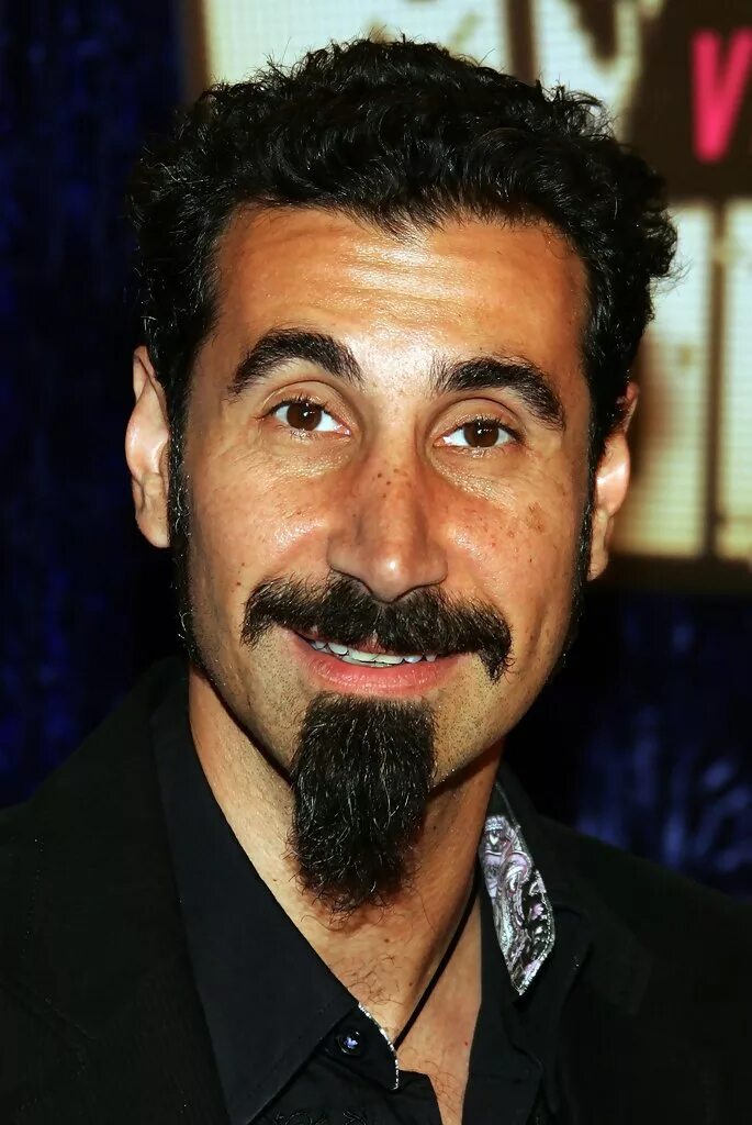 Солист system. Серж танкян. soad серж танкян. system of a down солист. серж танкян молодой.