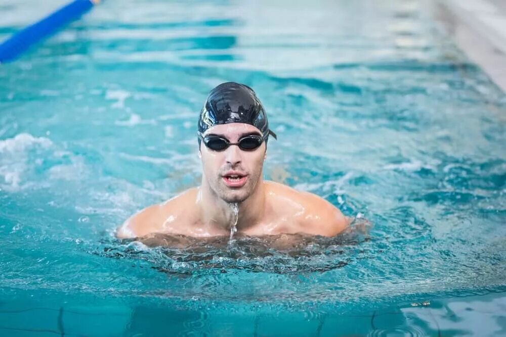 Парни в бассейне. Мужчина плывет в бассейне. Парни азиаты в бассейне. Красивые мужчины в бассейне. Парни из бассейна.