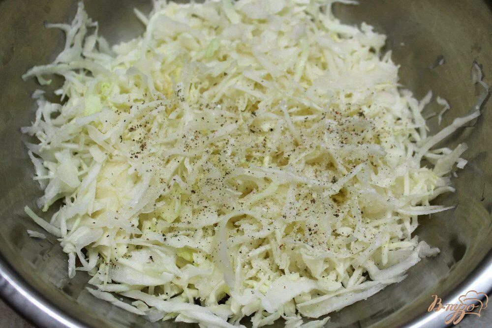 Рецепт свежая капуста с яблоками. Салат с капустой и яблоком. Салат с редькой и яблоком. Салат с капустой яблоком и сельдереем. Салат из свежей капусты с яблоком.