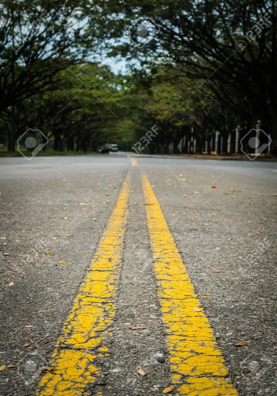 Диагональные полосы желтые. Фон асфальт с желтой полосой. Линия double-yellow. Double yellow line. Асфальт фон.