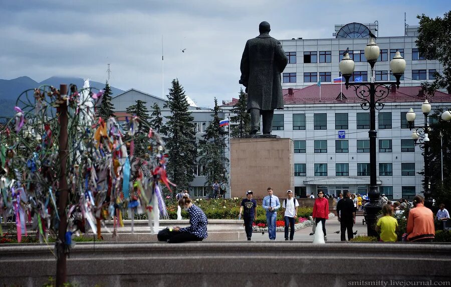 Площадь города Южно-Сахалинска. Центральная площадь Южно-Сахалинска. Южно-Сахалинск достопримечательности города. Южно Сахалинск примечательности. Сайт город южно сахалинск