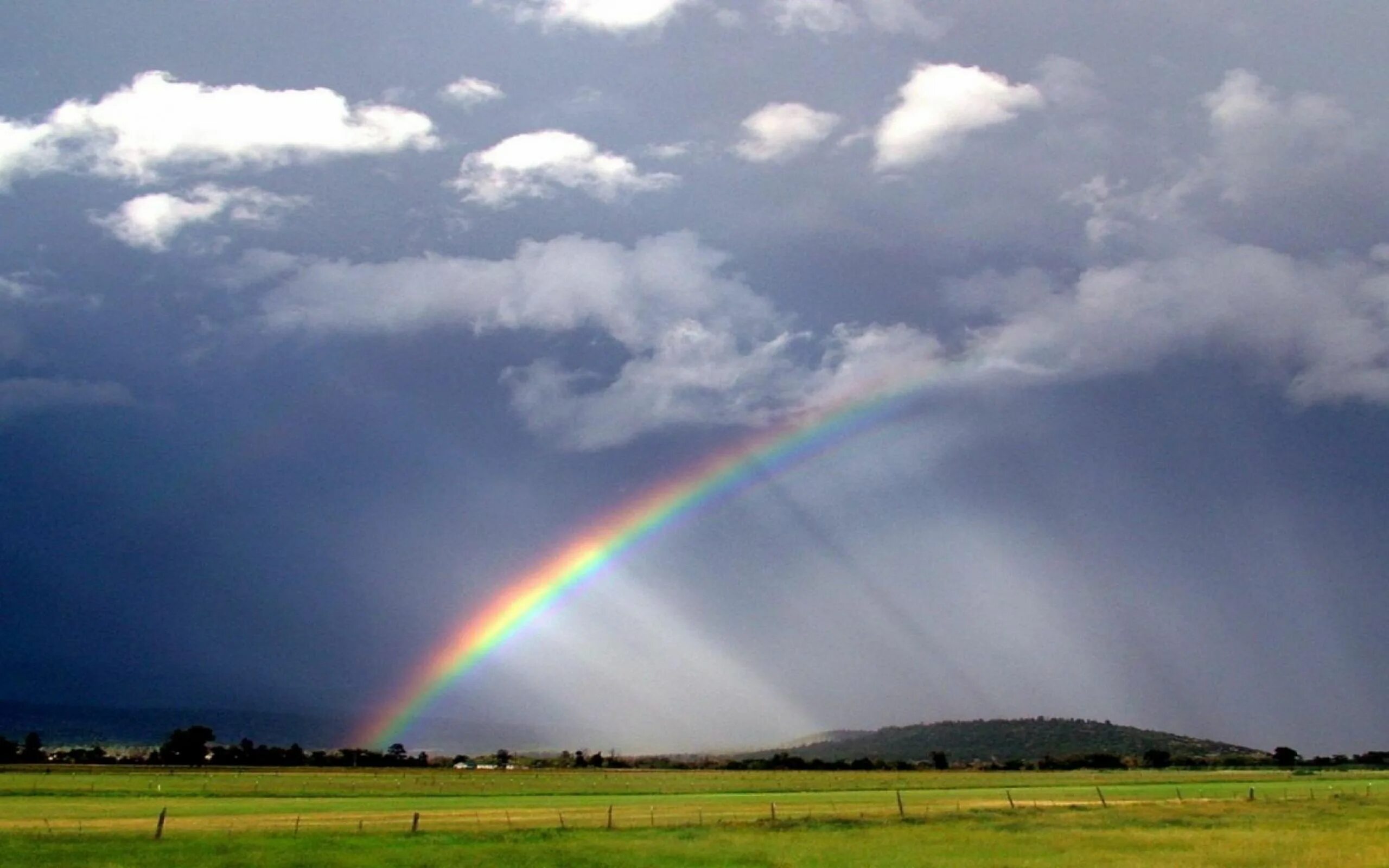 Радуга в природе. Радуга в природе. Иллюстрация как неожиданно и ярко. Радуга. Иллюстрация как неожиданно и ярко.