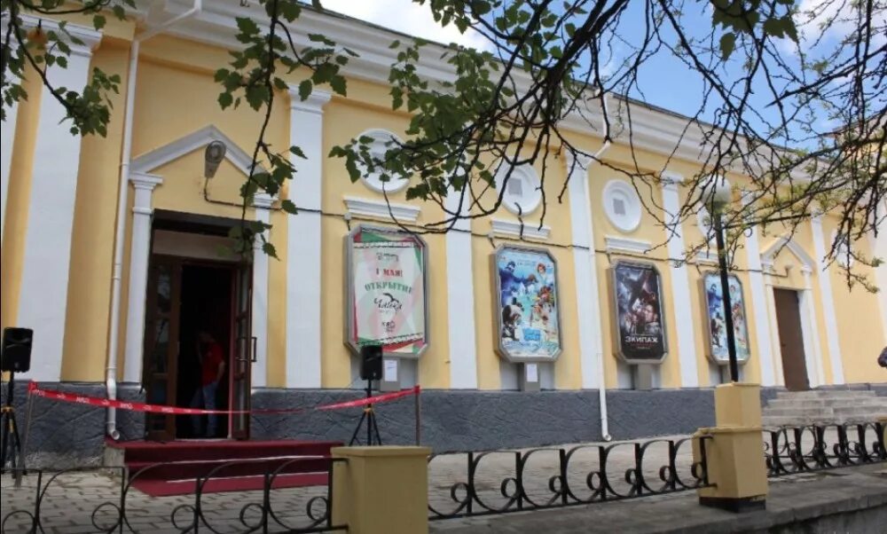 Афиша судак чайка. Кинотеатр чайка геленджик. Кинотеатр чайка в алуште. Афиша судак чайка. Кинотеатр чайка судак.