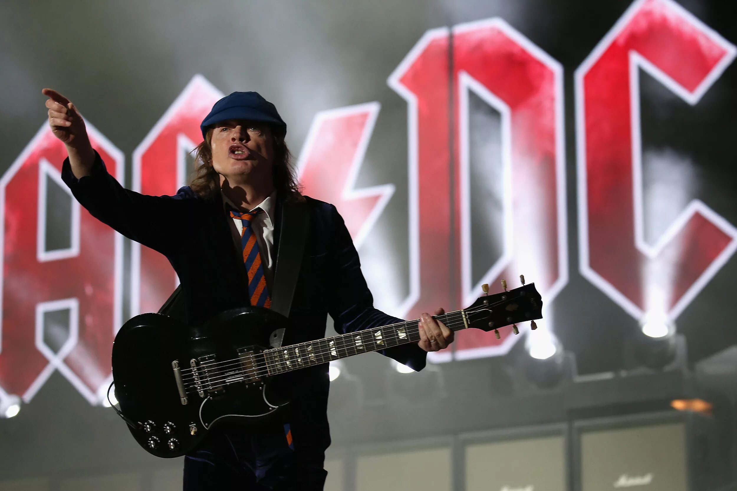 янг ас дс. янг ас дс. гитарист группы ac dc. Ac dc angus young 1990. Ac dc angus young 2018.