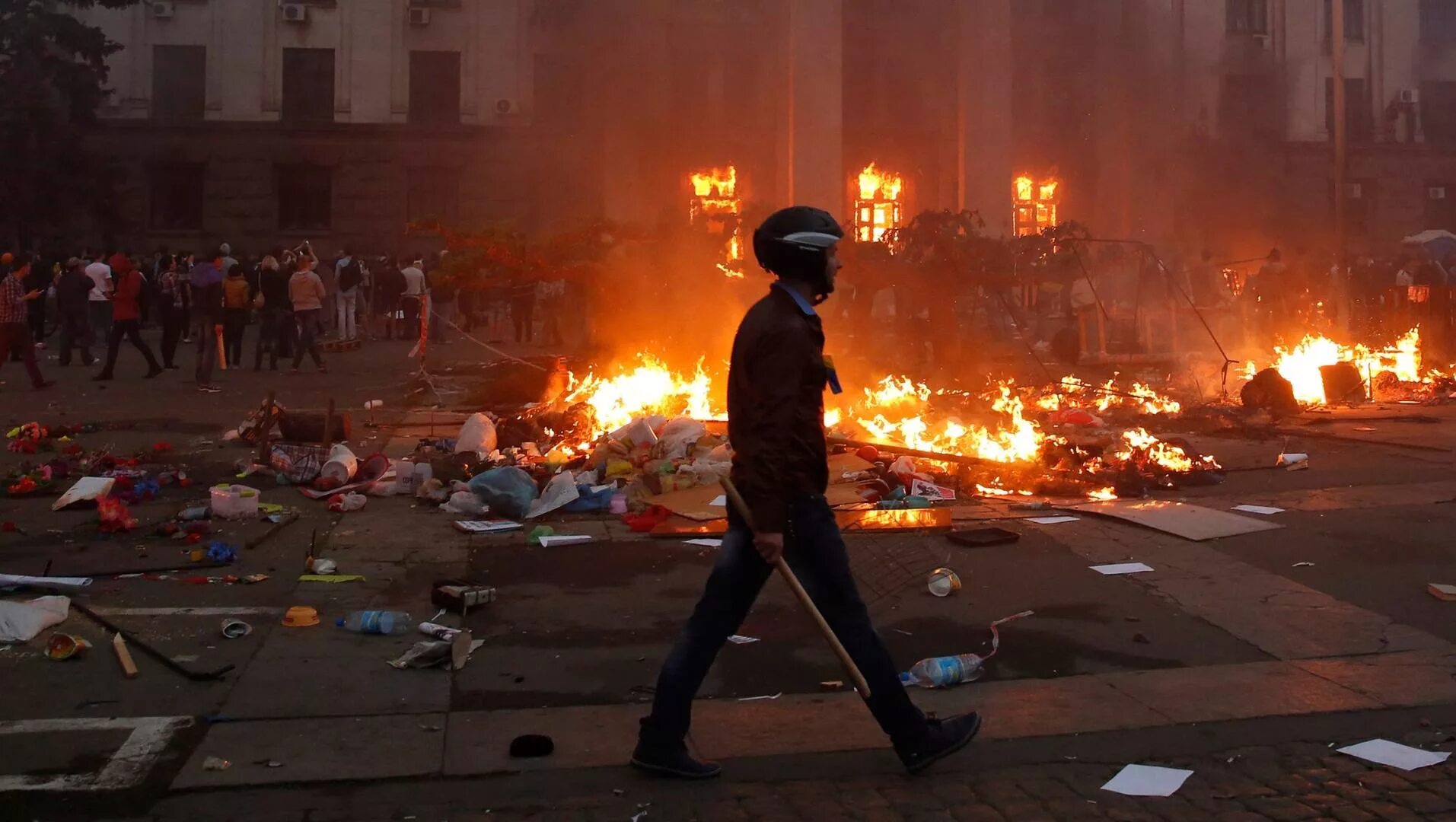 Майдан профсоюзов. Дом профсоюзов в Одессе 2 мая 2014. Одесса 2014 дом профсоюзов. Гончаренко Одесса 2 мая 2014г дом профсоюзов. Одесса 2 мая дом профсоюзов.