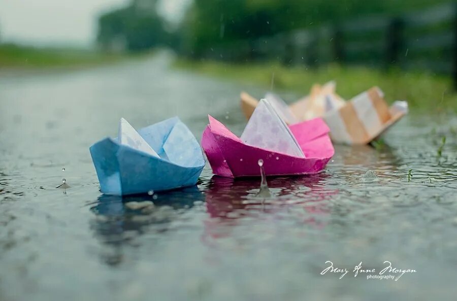 Кораблик из бумаги я по ручью. Бумажный кораблик. Разноцветные кораблики. Три бумажных кораблика. Цветные бумажные кораблики.