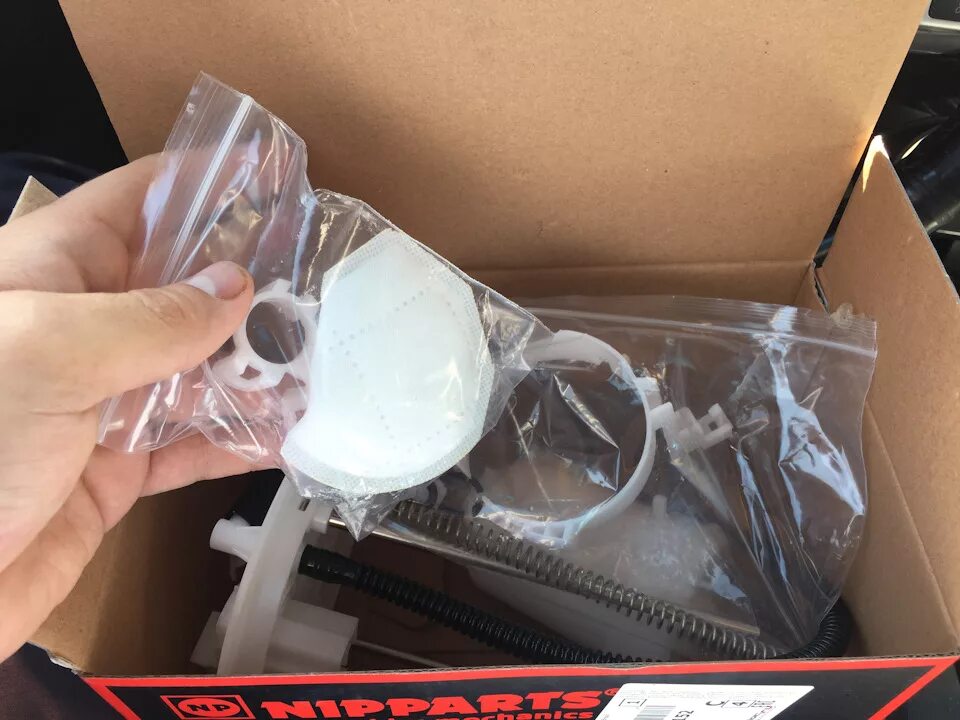 Топливный фильтр лансер 1.8. Топливный фильтр nipparts n1335069. nipparts n1335070. топливный фильтр 1335070. mitsubishi mr529135 сетка грубой очистки топлива.