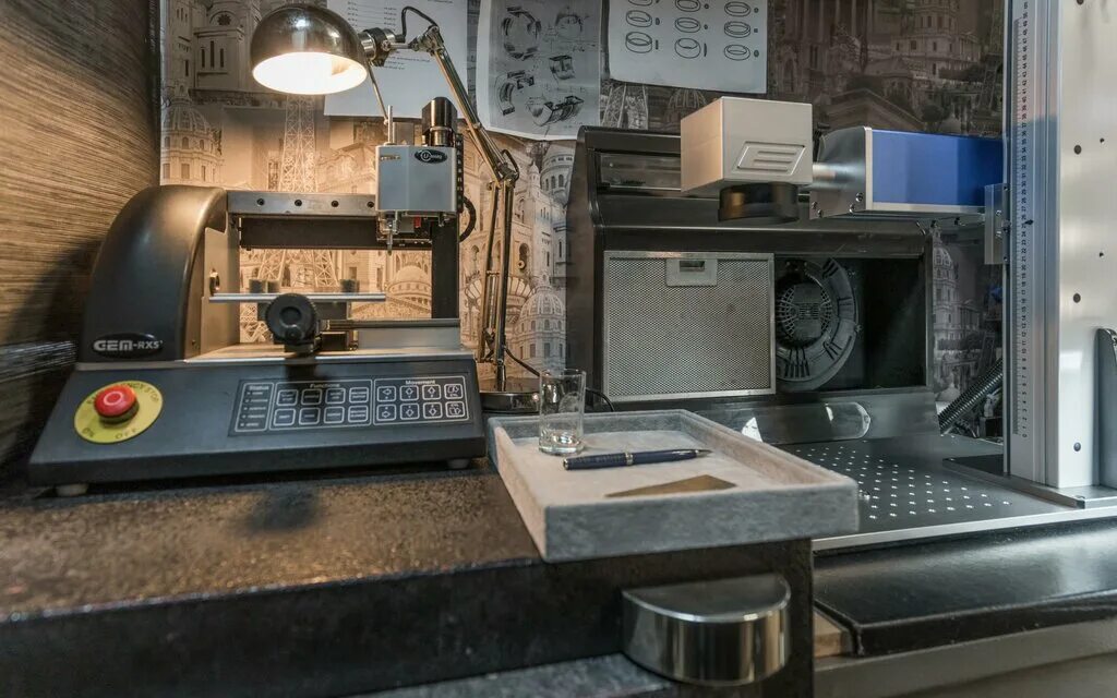 Идеальное рабочее место ювелира. Мастерская ювелирных 5. Ювелир для детей. Ювелирная мастерская вывеска. Ювелирный мастерской.