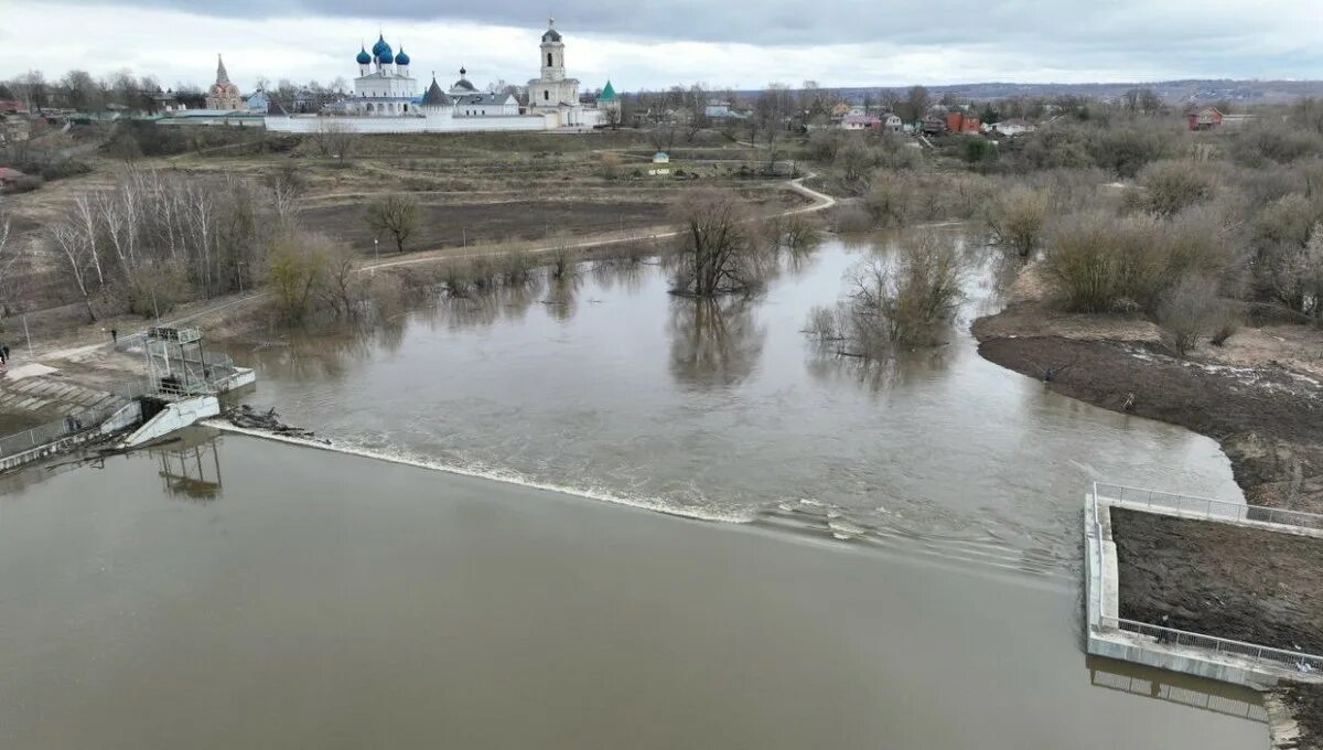 Гидропост горбатов на оке сегодня уровень воды. Половодье Серпухов 2023. Паводок на Оке 2023 Серпухов. Разлив на Оке Серпухов. Река Ока паводок.