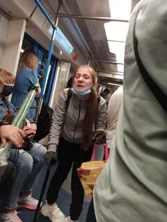 Просят деньги в метро