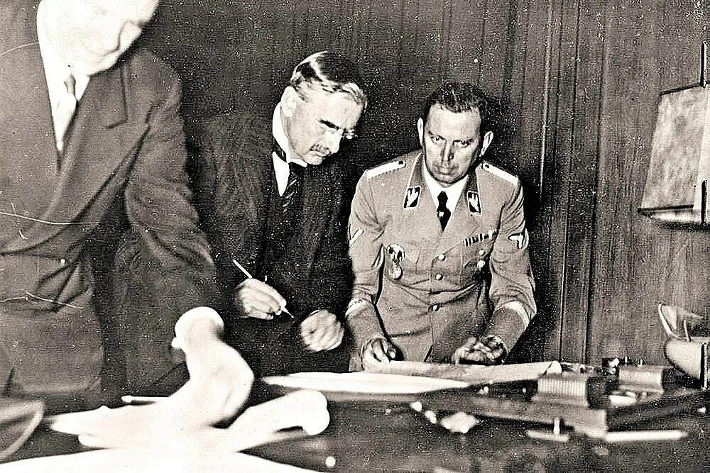 Мюнхенский сговор 1938 Чемберлен. Чемберлен подписывает Мюнхенское соглашение.